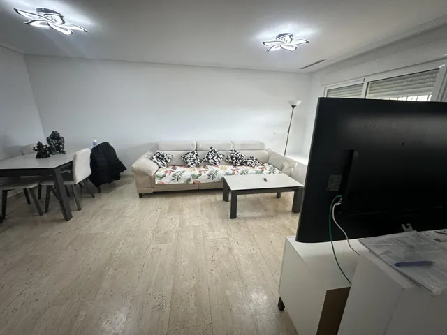 Casa adosada reformada de 254 m2 con garaje y terrazas en Mo - foto 2