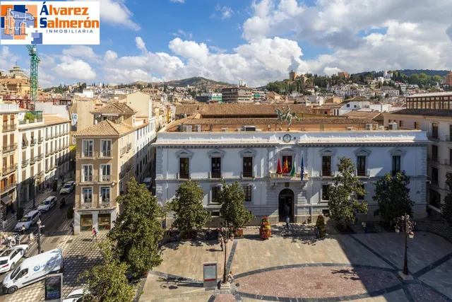 GRAN PISO EN PLAZA DEL CARMEN FRENTE AL AYUNTAMIENTO. — 40