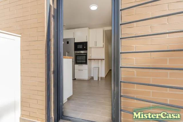 EXCLUSIVA!! Piso 3 dormitorios , 2 baños ,garaje y trastero . Gran patio  y piscina comunitaria . ROTA — 34