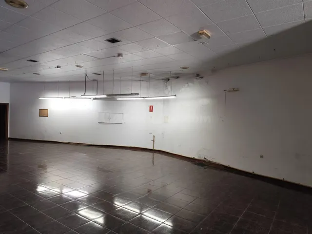 Amplio Bajo Comercial en Venta o Alquiler en Ubicación Estra - foto 4