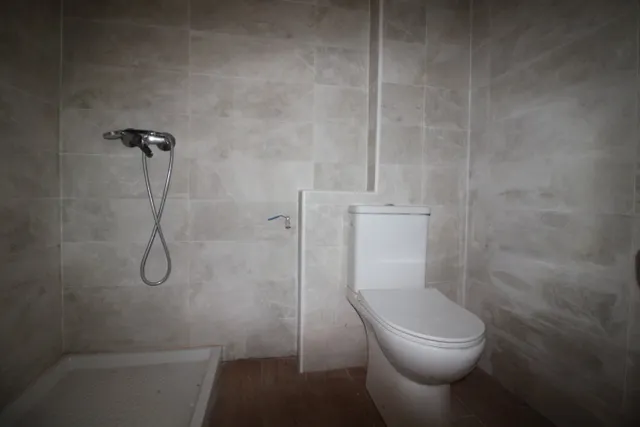 Reformado bastante amplio local comercial en avenida del  Mediterráneo con licencia de oficina. — 10