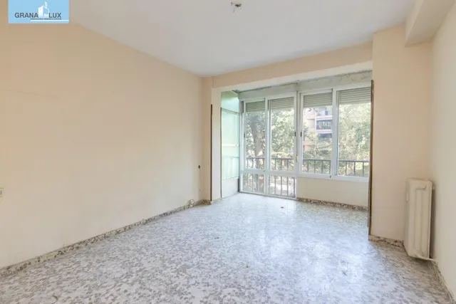Piso en esquina con terraza y vistas a Plaza Mariana Pineda, Granada — 24