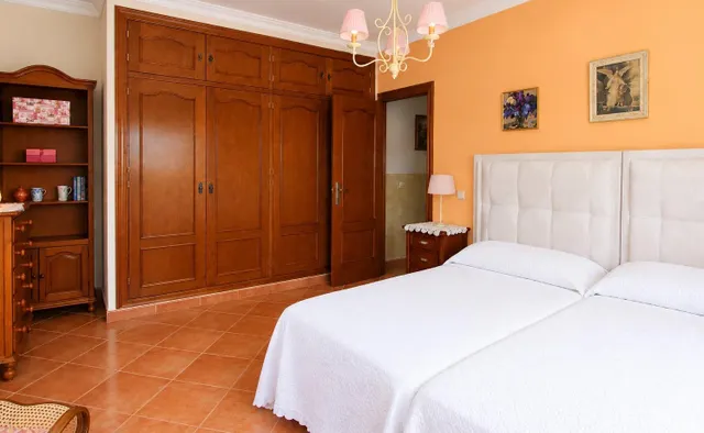 VENDE EN EXCLUSIVA CHALET INDEPENDIENTE EN COÍN — 36