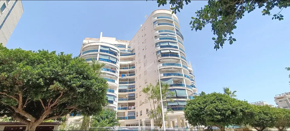 ¡OPORTUNIDAD! APARTAMENTO DE 2 DORMITORIOS Y 2 BAÑOS CON GRAN TERRAZA, BALCÓN Y PISCINA CERCA DEL MAR