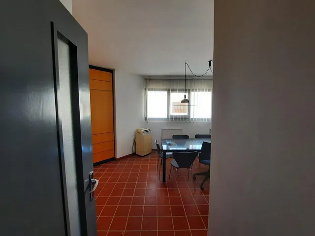 Local de 90 m2 esquinero. — 8