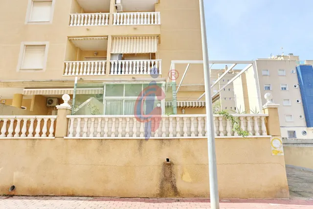 Planta baja en venta en el centro de Guardamar del Segura con gran terraza privada y piscina comunitaria — 32