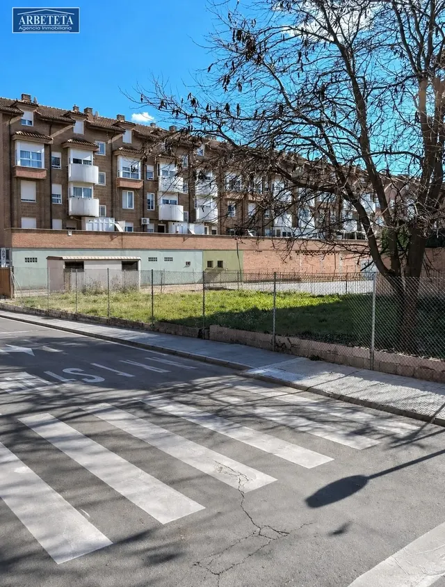 INMOBILIARIA ARBETETA VENDE TERRENO URBANO-URBANIZABLE EN AZ
