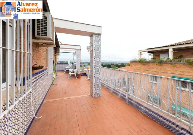¡Oportunidad única! Ático de 4 dormitorios y 2 baños con gran terraza frente al Colegio Agustinos (Arabial) — 13