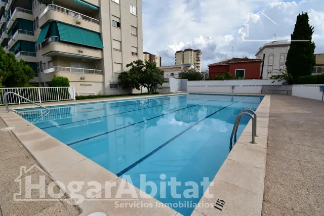 EXTERIOR CON PISCINA, GARAJE Y TERRAZA A SOLO 200 M DE LA PL