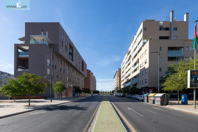 Local comercial en el Campus de la Salud ideal para inversión. — 17