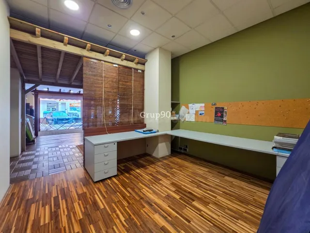 ? Amplio Local Esquinero de 300 m2 en Excelente Estado en La Nova Balàfia — 24