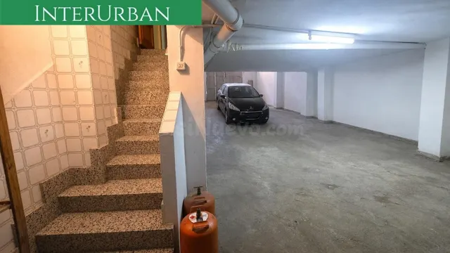 INTERURBAN vende Vivienda con gran garaje para 3 coches y mú - foto 3