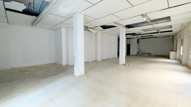 JUNTO A LA AVENIDA DE LA LIBERTAD, 180 M2, LOCAL DE ESQUINA, TECHOS MUY ALTOS. — 7