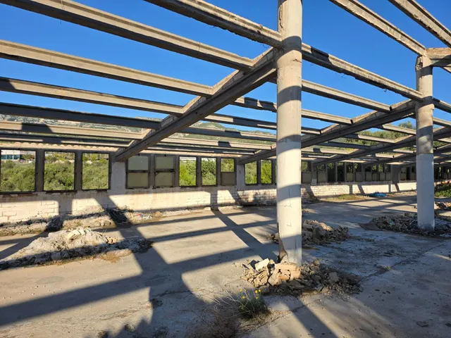 PARCELA DE 2.000 m2 CON EDIFICACIÓN DE 900 m2 — 12