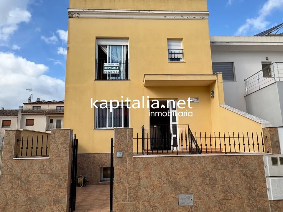 EXCLUSIVO ADOSADO A LA VENTA LISTO PARA ENTRAR A VIVIR EN ANNA