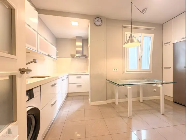 ALQUILER SIN MUEBLES. AMPLIA VIVIENDA EN PLENO CENTRO, CON 3 - foto 3