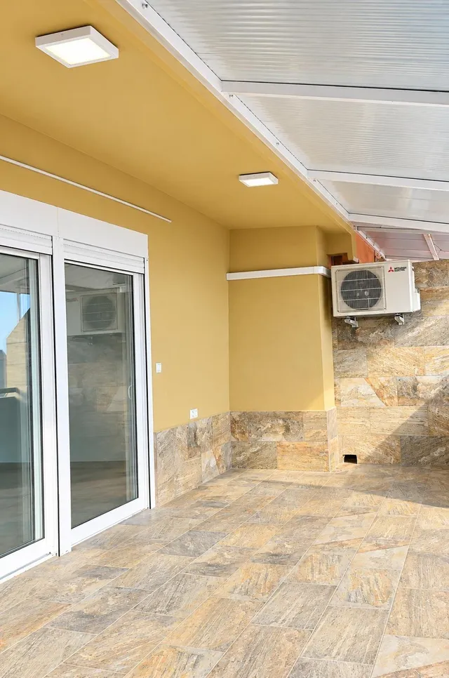 Se vende atico 5 habitaciones  totalmente reformado con vistas al mar  en pleno centro d Benidorm — 6