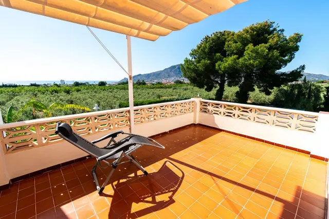 Chalet de tres habitaciones, parking, garaje, piscina y gran - foto 3