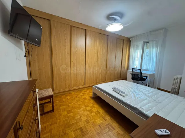 Amplias habitaciones en Alquiler en Piso en la Zona de La Pl - foto 3
