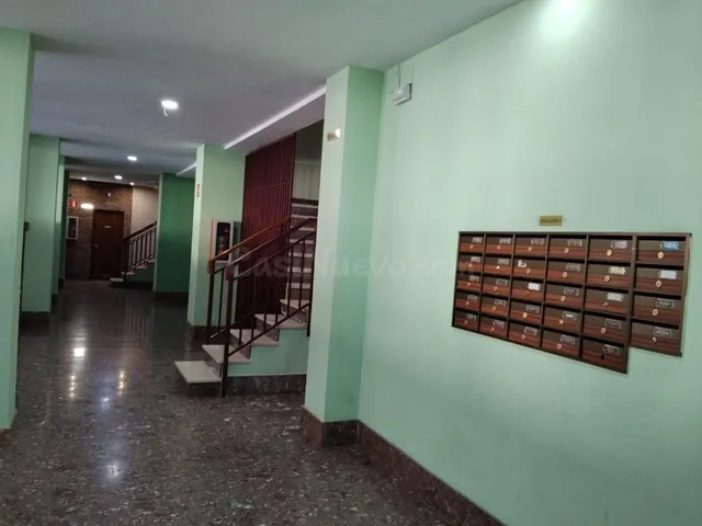 Piso de 77 m2 útiles. Distribuidos en tres dormitorios, salón, cocina, baño y zona de aparcamiento en la parte interior de la urbanización — 2
