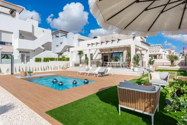 ¡¡LLAVE EN MANO!! PRECIOSA VILLA DE OBRA NUEVA EN CIUDAD QUE - foto 2