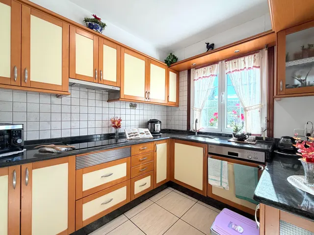 Casa con cuatro dormitorios, terrazas y amplio garaje en Oleiros — 22