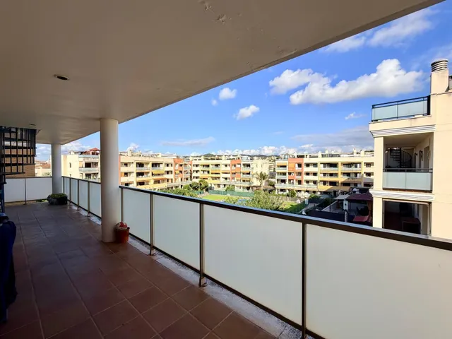 Atico con 4 habitaciones gran terraza solarium parking piscina — 12