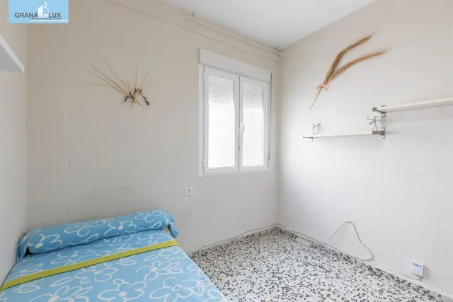 Piso de 3 dormitorios en calle milán, zaidín | muy luminoso y con gran potencial — 15