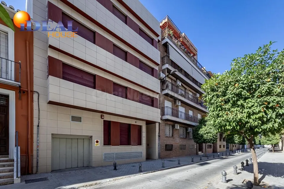 Ático dúplex junto Alhamar con 2 garajes y 2 trasteros