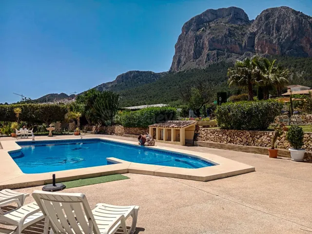 Villa de cuatro dormitorios con 4500m2 de parcela con piscin - foto 3