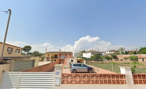 Se vende casa independiente ALQUILADA en Calle Banyeres de Cubelles (Barcelona).