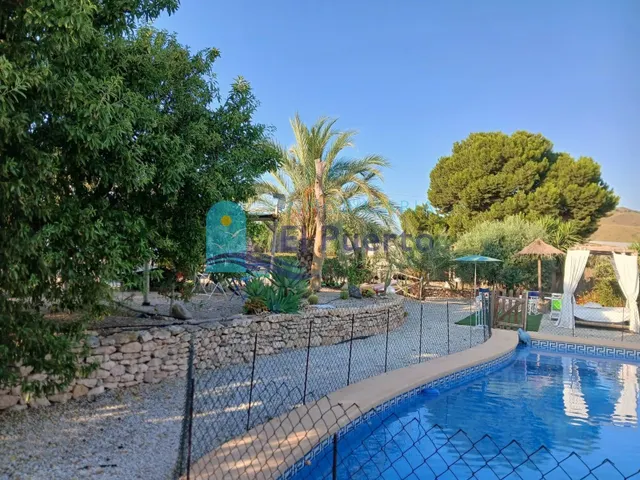 CASA DE CAMPO CON PISCINA Y MÁS DE 31.000 m2 DE PARCELA EN R - foto 5