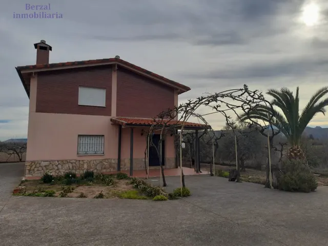 Magnifica casa, con más de dos mil metros de terreno. — 2