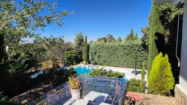 Precioso chalet con espectacular piscina y jardín autóctono — 8