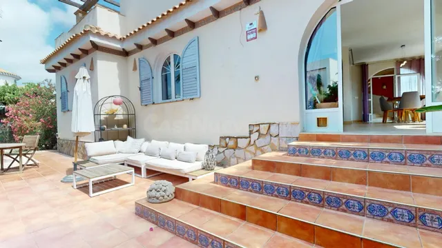 VILLA DE 5 DORMITORIOS Y 3 BAÑOS EN LA ZENIA (ORIHUELA COSTA - foto 5