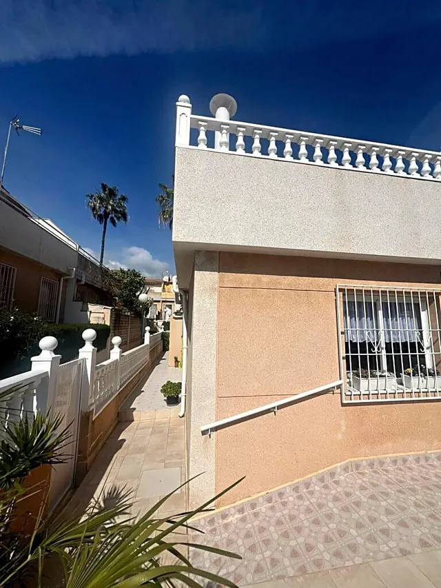 Bungalow con piscina comunitaria, Alicante, Orihuela Costa. 3 habitaciones, 105 m2, 3 kilómetros del mar — 46