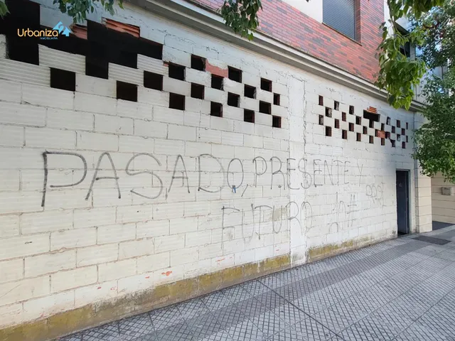 Local en bruto totalmente diafano con un amplio patio ideal para cualquier tipo de negocio — 14