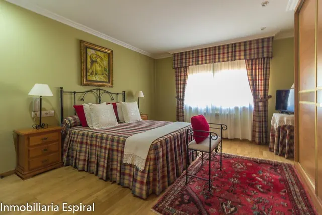 ¡Impresionante Chalet Familiar en Mogor, Marín! — 10