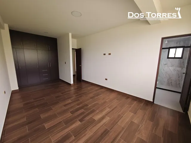 $us.- 129.500 Amplia casa nueva a estrenar, con 4 dormitorios, próximo a 4 esquinas. — 34