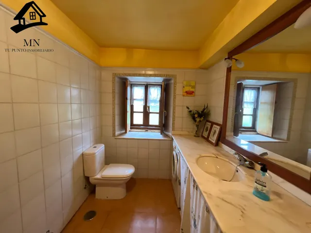 Casona Independiente Tradicional de Piedra con Balconada y Jardín Urbano en Penagos — 17