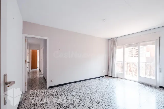 Piso totalmente exterior con balcón en una ubicación tranqui