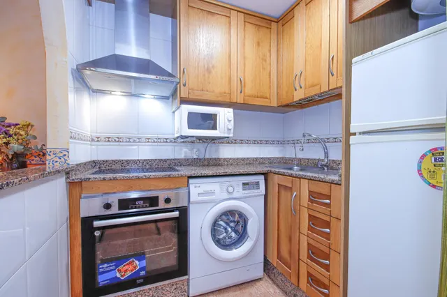 SE ALQUILA APARTAMENTO DE 1 DORMITORIO Y 1 BAÑO EN TORREVIEJA ( PLAYA DEL CURA ) — 2