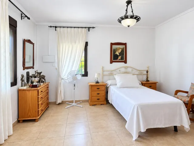 Villa con piscina y parcela de 14.000 m2 en Orihuela — 16