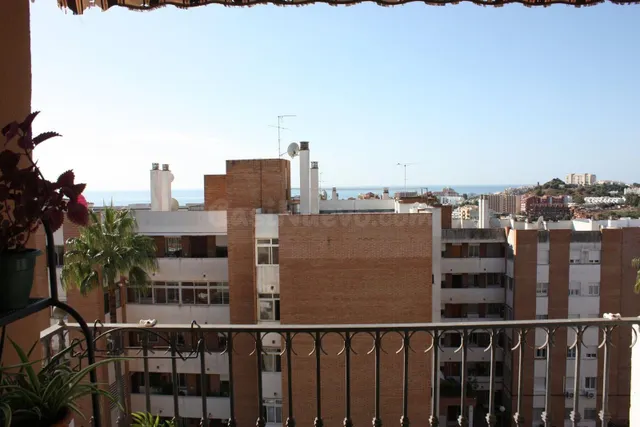 Piso con terraza, vistas al mar y plaza de garaje en Arroyo  - foto 5