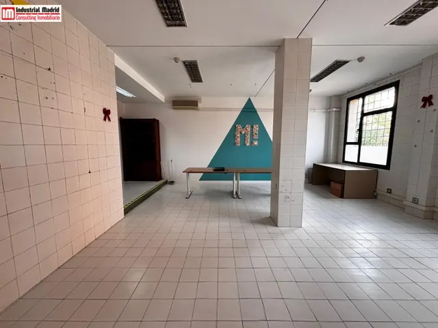 ¡Amplio local comercial con patio y accesibilidad para todos! — 5