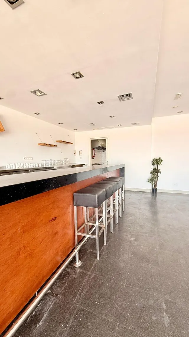 ¡Oportunidad Única en Cubelles! Local Comercial Reformado con Terraza y Vistas al Mar — 7