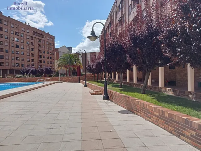 Piso de 75 metros construidos en Logroño, Zona Centro Ayuntamiento con piscina comunitaria — 25