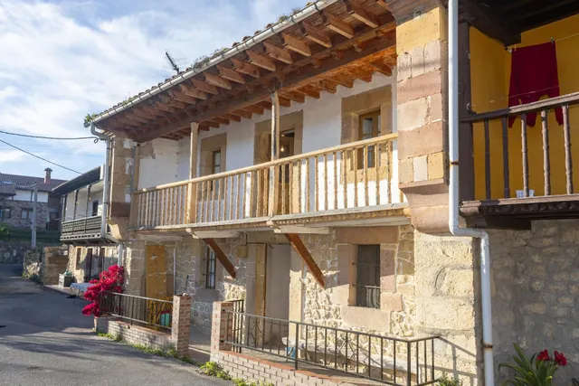 Casona montañesa y cuadra de piedra — 2