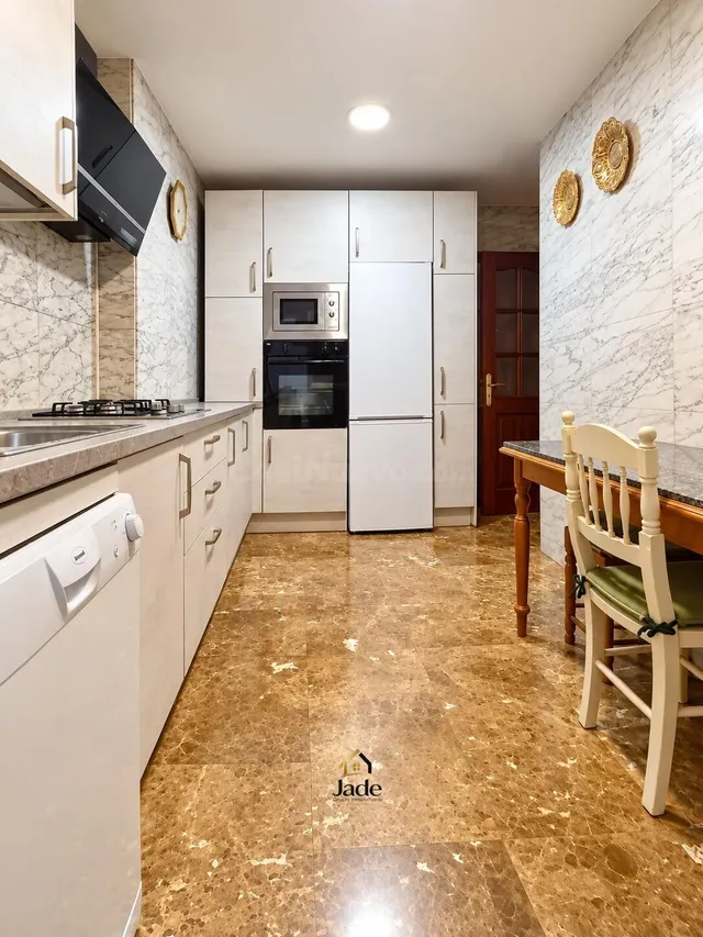AMPLIO PISO DE 4 DORMITORIOS JUNTO A LAS TENDILLAS, CON GARAJE EN EL MISMO EDIFICIO — 5