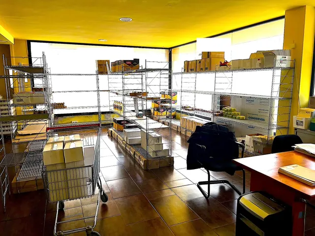 Local totalmente exterior de 100m2 con 28m de fachada acristalada — 6
